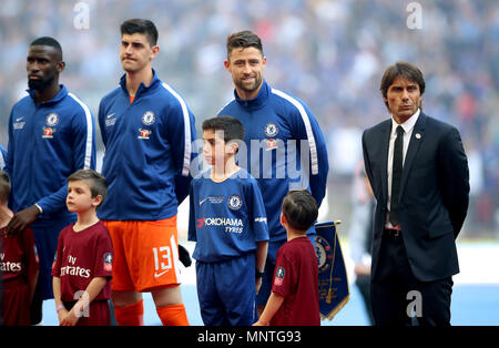 Chelsea manager Antonio Conte (a destra), Chelsea's Gary Cahill (seconda a destra), Chelsea portiere Thibaut Courtois (seconda a sinistra) e Antonio Rudiger (sinistra) prima di Emirates FA Cup finale allo stadio di Wembley, Londra. Foto Stock