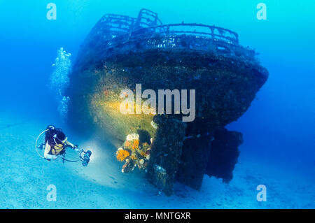 Donna scuba diver, esplorando il naufragio, MV Karwela, Gozo, Malta, Mar Mediterraneo, Oceano Atlantico, signor Foto Stock