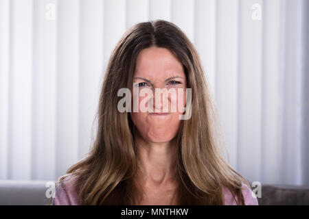 Close-up di triste donna matura a casa Foto Stock
