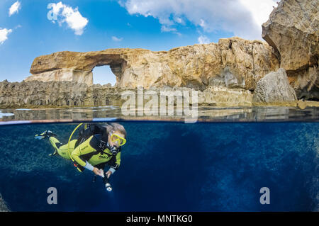 Azure Window o finestra di Dwejra e donna scuba diver nel buco blu, Gozo, Malta, Mar Mediterraneo, Oceano Atlantico, signor Foto Stock
