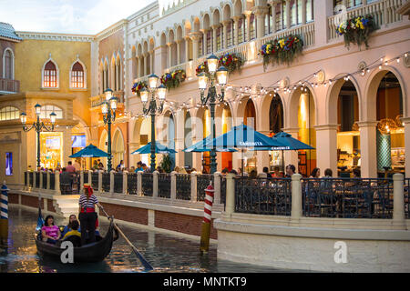 LAS VEGAS, NEVADA - 15 Maggio 2018: vista lungo il Canal Grande al bellissimo Venetian Resort hotel casino di Las Vegas Nevada ristoranti e persone. Foto Stock