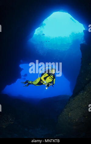 Donna scuba diver, esplorando Buco Blu, Gozo, Malta, Mar Mediterraneo, Oceano Atlantico, signor Foto Stock