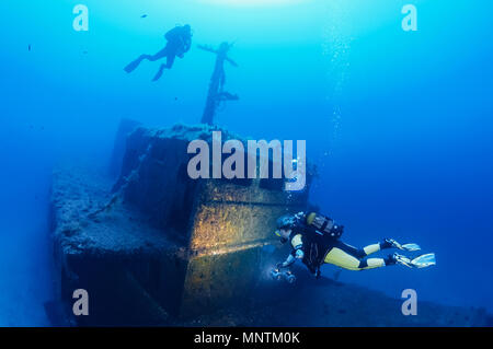 Donna scuba diver, esplorando il naufragio, MV Cominoland, Gozo, Malta, Mar Mediterraneo, Oceano Atlantico, signor Foto Stock