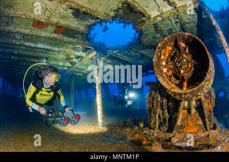 Donna scuba diver, esplorando il naufragio, MV Cominoland, Gozo, Malta, Mar Mediterraneo, Oceano Atlantico, signor Foto Stock