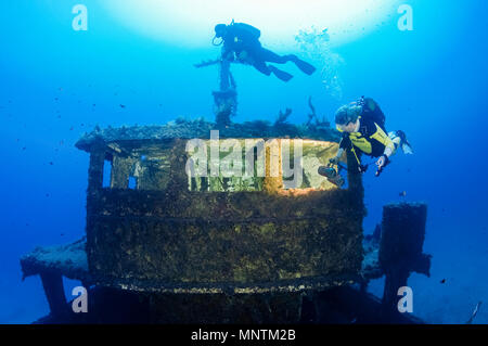 Donna scuba diver, esplorando il naufragio, MV Cominoland, Gozo, Malta, Mar Mediterraneo, Oceano Atlantico, signor Foto Stock