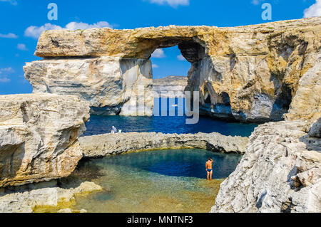 Azure Window o finestra di Dwejra e Blue Hole, Gozo, Malta, Mar Mediterraneo, Oceano Atlantico Foto Stock