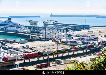 Coda di camion per lo sbarco e l'accodamento per lasciare il porto di Dover Regno Unito Foto Stock