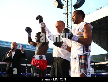 Ohara Davies celebra battendo Ahmed Ibrahim durante il loro Welterweight bout a Elland Road, Leeds. Foto Stock