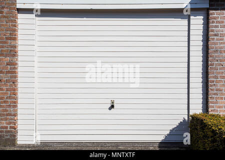 White porta del garage di una villetta Foto Stock