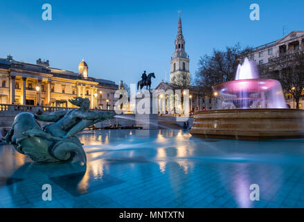 Trafalgar Square e la Galleria Nazionale di notte, Westminster, London, England, Regno Unito Foto Stock