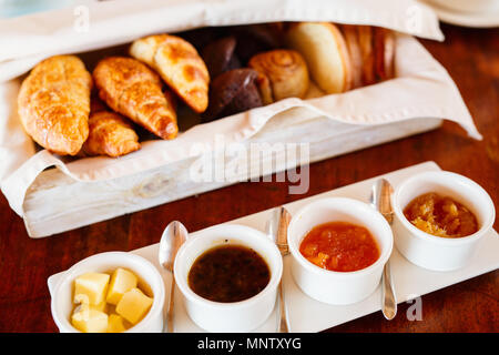 Selezione di pane appena sfornato, pasticcini serviti per la prima colazione Foto Stock