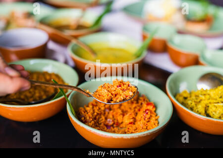 Il Cocco sambal vicino sul tavolo con il governo dello Sri Lanka il cibo Foto Stock