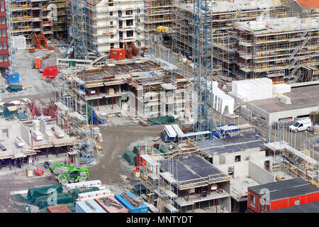 Orebro, Svezia - 7 Aprile 2018: vista aerea del sito di costruzione per edifici di appartamenti in zona Mejeritorget vicino al Svampen water tower in Foto Stock