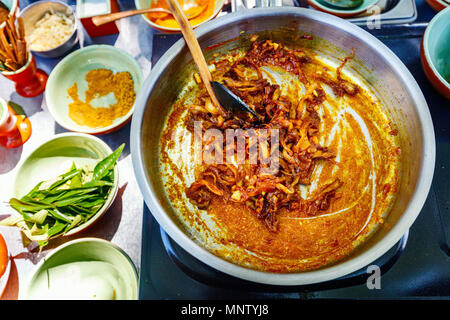 Preparazione di tradizionali dello Sri Lanka il piatto con i funghi a lezioni di cucina Foto Stock