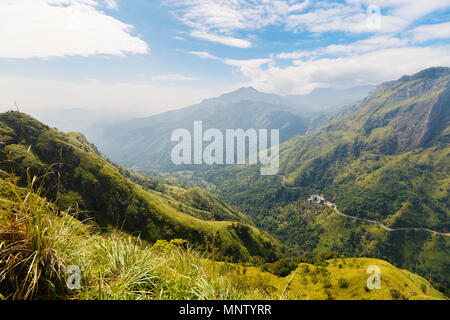 Vedute mozzafiato sulle montagne e le piantagioni di tè da poco Adams picco in Ella lo Sri Lanka Foto Stock