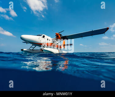 Split foto subacquee di piccole idrovolante su acqua Foto Stock