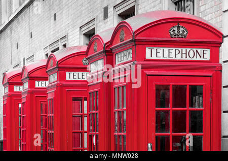 Una fila di Red britannico le cabine telefoniche, London, England, Regno Unito Foto Stock