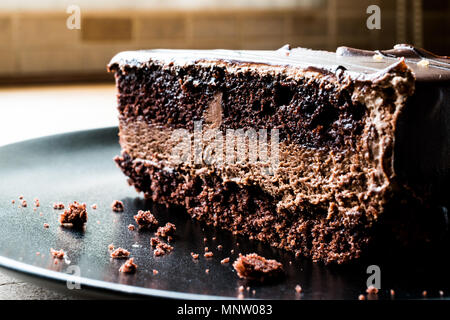 Devils Torta di cioccolato in piastra nera. Concetto di dessert. Foto Stock