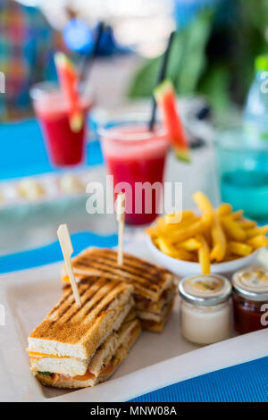 Freschi e deliziosi sandwich di pollo e patatine fritte servite per il pranzo Foto Stock