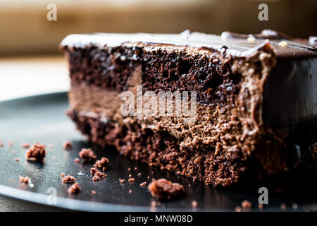 Devils Torta di cioccolato in piastra nera. Concetto di dessert. Foto Stock