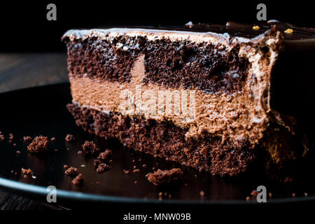 Devils Torta di cioccolato in piastra nera. Concetto di dessert. Foto Stock