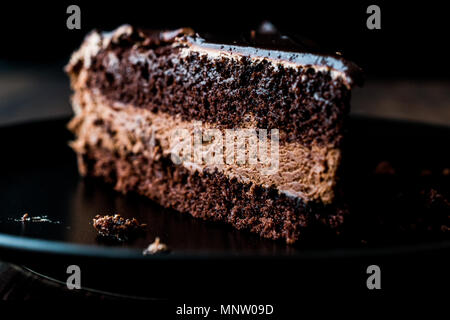 Devils Torta di cioccolato in piastra nera. Concetto di dessert. Foto Stock