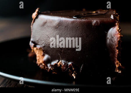 Devils Torta di cioccolato in piastra nera. Concetto di dessert. Foto Stock