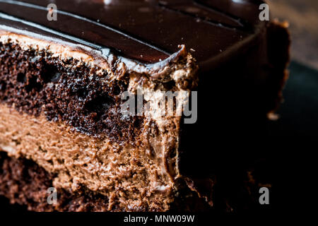 Devils Torta di cioccolato in piastra nera. Concetto di dessert. Foto Stock