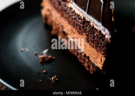 Devils Torta di cioccolato in piastra nera. Concetto di dessert. Foto Stock