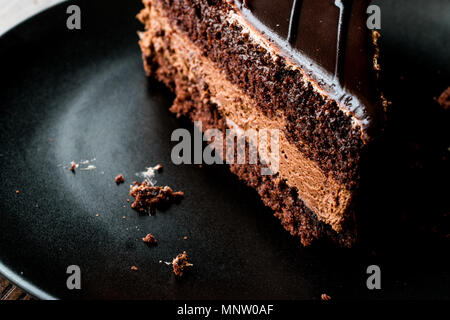Devils Torta di cioccolato in piastra nera. Concetto di dessert. Foto Stock