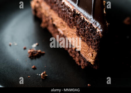 Devils Torta di cioccolato in piastra nera. Concetto di dessert. Foto Stock