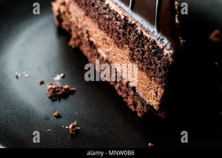 Devils Torta di cioccolato in piastra nera. Concetto di dessert. Foto Stock
