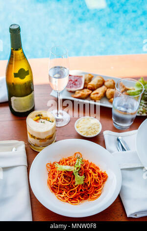 Deliziosi spaghetti alla bolognese servita per pranzo al resort di lusso o ristorante Foto Stock