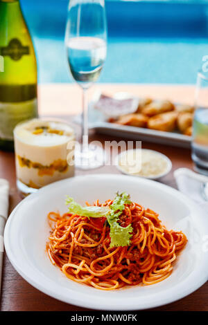 Deliziosi spaghetti alla bolognese servita per pranzo al resort di lusso o ristorante Foto Stock