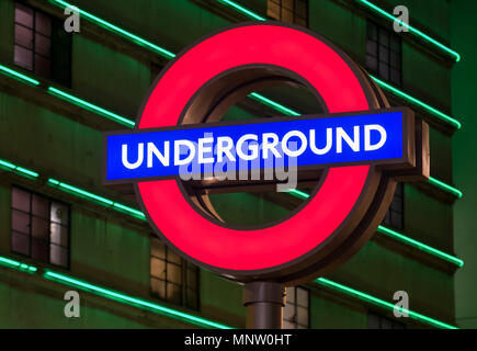 La metropolitana di Londra segno illuminata di notte, Londra, Inghilterra, Regno Unito Foto Stock