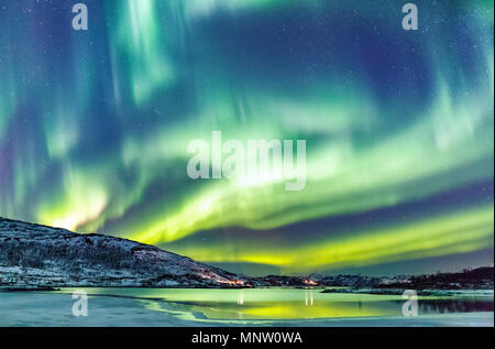 Incredibili luci del nord Aurora Boreale attività sopra la costa della Norvegia Foto Stock