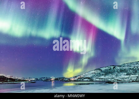 Incredibili luci del nord Aurora Boreale attività sopra la costa della Norvegia Foto Stock