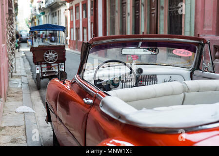 Automobili classiche a Cuba presenti ovunque Foto Stock