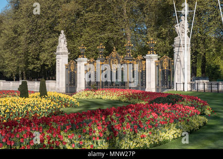 Canada porta d'ingresso al parco verde in primavera, Buckingham Palace, London, England, Regno Unito Foto Stock