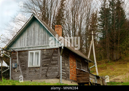 Vecchia casa in legno sulla periferia della foresta. Tra le montagne dei Carpazi in Ucraina. All'esterno. Close-up. Foto Stock