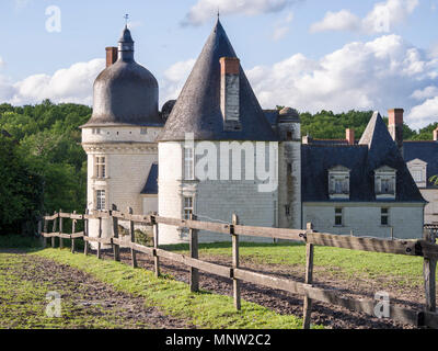 Due torri di Chateau du Gue-Pean: Questo ben conservato castello nella regione della Loira di Francia è circondato da un fiorente allevamento di cavalli. Foto Stock