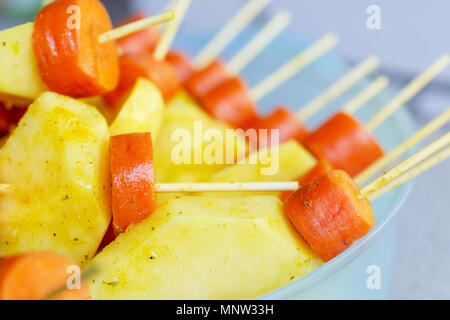 Materie di carote e patate, infilati su uno spiedino per grigliare. Preparati per un picnic. Concetto di sano e utile il cibo. Messa a fuoco selettiva. Close-up. Foto Stock