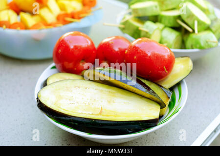 Diverse verdure crude, infilati su uno spiedino per grigliare. Preparati per un picnic. Concetto di sano e utile il cibo. Messa a fuoco selettiva. Close-up. Foto Stock