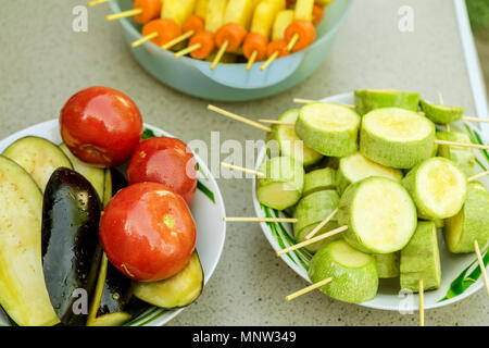 Diverse verdure crude, infilati su uno spiedino per grigliare. Preparati per un picnic. Concetto di sano e utile il cibo. Messa a fuoco selettiva. Close-up. Foto Stock