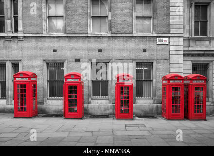 Una fila di British cabine telefoniche rosse, ampia corte, Covent Garden, Londra, Inghilterra, Regno Unito Foto Stock