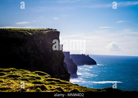 Scogliere di Moher su una bella giornata di sole nella contea di Clare, Irlanda Foto Stock