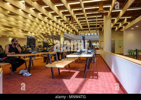 Le persone che usano il computer terminali, Toronto Reference Library, pubblica più grande libreria di riferimento in Canada, da Raymond Moriyama, Downtown Toronto, Ontario Foto Stock