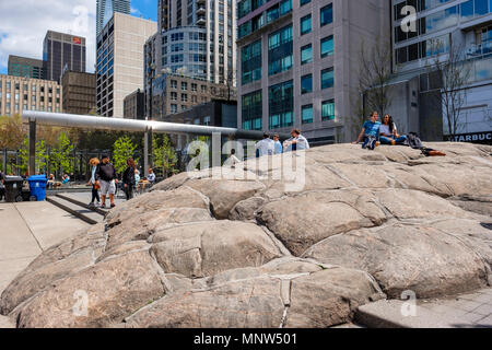 Formazione Bedrock, sezione paesaggistica del Village of Yorkville Park a Yorkville, Bloor Yorkville, vita di strada nel centro di Toronto, Canada Foto Stock