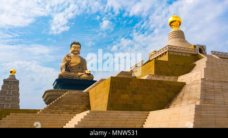 Grand Buddha in bronzo statua seduta a Fo Guang Shan Buddha memorial centre Kaohsiung Taiwan Foto Stock