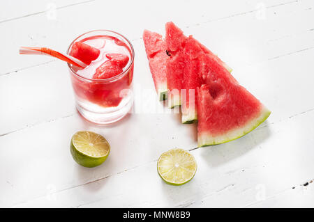 Anguria con succo di agrumi di lime sul legno. Foto Stock